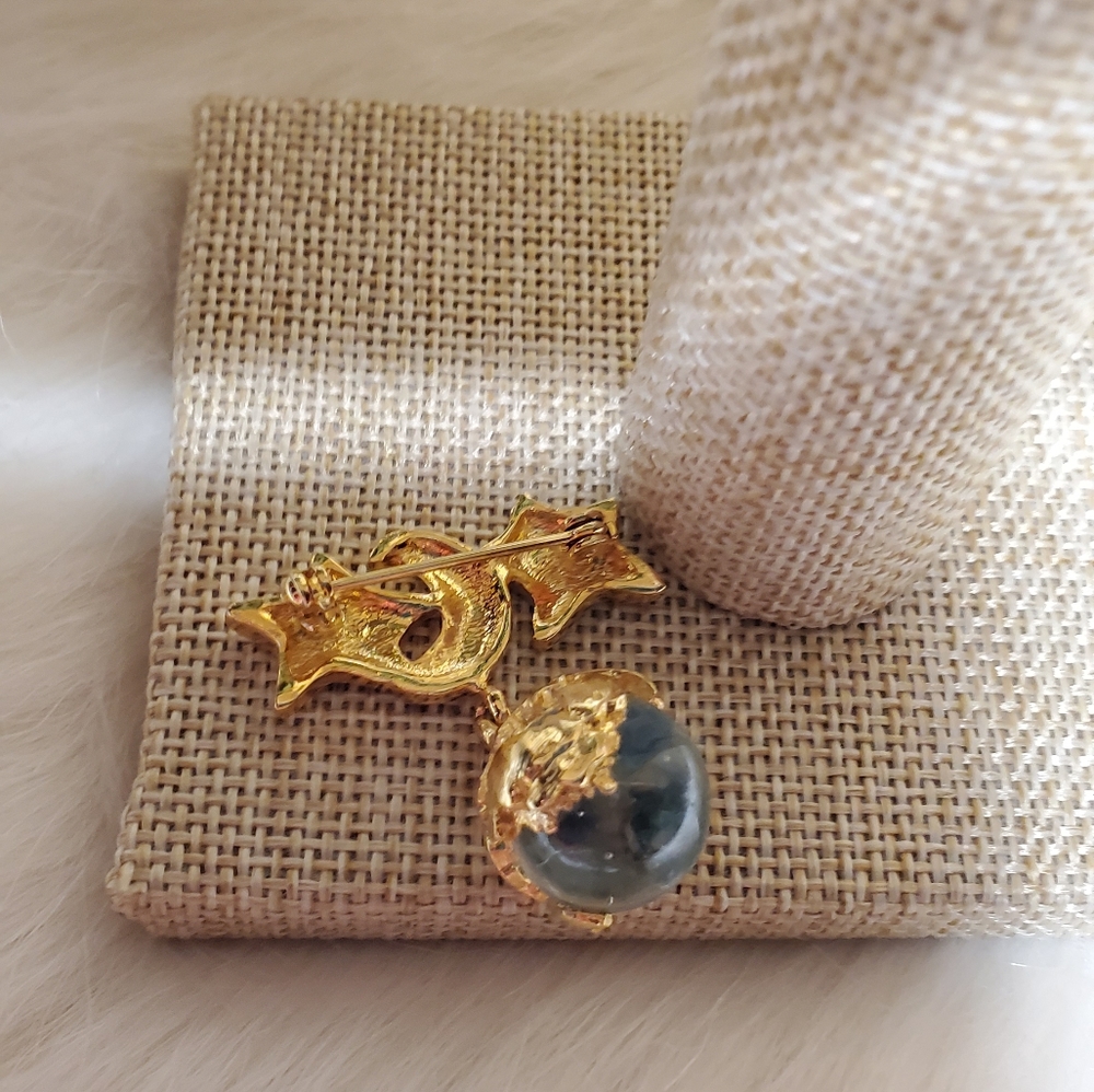 Star, moon and globe goldtone brooch/pin. - Picture 2 of 2